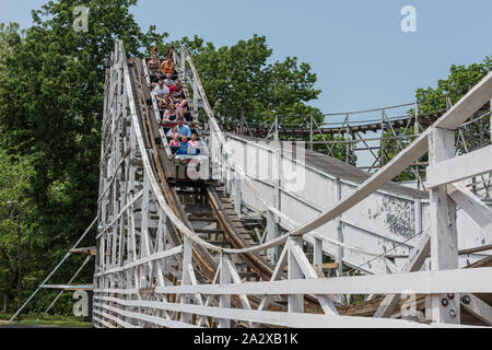 Riders profiter (ou subir) un tour sur la Grande Ourse roller-coaster at Camden Park, un parc d'amusement à la périphérie de Huntington, West Virginia Banque D'Images