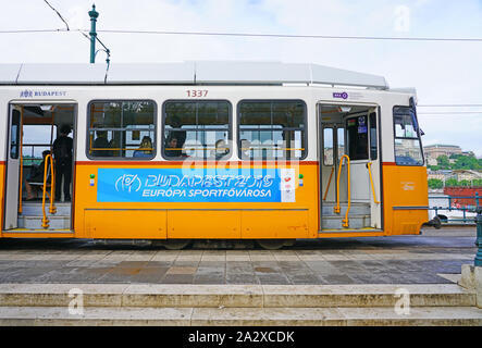 BUDAPEST, HONGRIE -27 mai 2019- Vue d'un tramway jaune sur la rue au centre-ville de Budapest, Hongrie. Banque D'Images