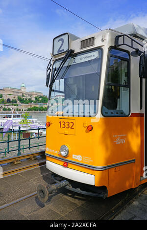 BUDAPEST, HONGRIE -27 mai 2019- Vue d'un tramway jaune sur la rue au centre-ville de Budapest, Hongrie. Banque D'Images