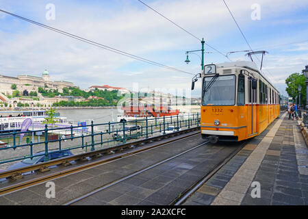 BUDAPEST, HONGRIE -27 mai 2019- Vue d'un tramway jaune sur la rue au centre-ville de Budapest, Hongrie. Banque D'Images