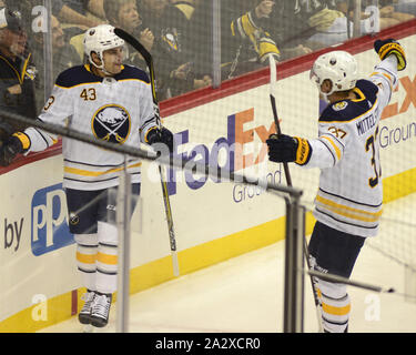 Pittsburgh, États-Unis. 06Th Oct, 2019. Sabres de Buffalo aile gauche Conor Sheary (43) célèbre son but avec les Sabres de Buffalo center Casey Mittelstadt (37) au cours de la première période contre les Penguins de Pittsburgh à Peintures PPG Arena de Pittsburgh, onThursday 3 octobre 2019. Photo par Archie Carpenter/UPI UPI : Crédit/Alamy Live News Banque D'Images