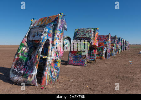 Robert Griffin n'existe pas de peinture au pistolet Vandal. Comme des milliers d'autres visiteurs de la Cadillac Ranch le long de Old U.S. Route 66 à l'extérieur de Amarillo, Texas, il est encouragé à porter un le long d'un pulvérisateur d'ajouter une touche ou deux pour l'installation d'art public inhabituel. Ainsi, l'aspect général reste le même au fil du temps, mais les détails changent tous les jours Banque D'Images