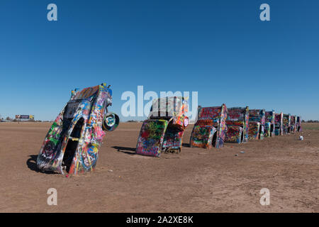 Robert Griffin n'existe pas de peinture au pistolet Vandal. Comme des milliers d'autres visiteurs de la Cadillac Ranch le long de Old U.S. Route 66 à l'extérieur de Amarillo, Texas, il est encouragé à porter un le long d'un pulvérisateur d'ajouter une touche ou deux pour l'installation d'art public inhabituel. Ainsi, l'aspect général reste le même au fil du temps, mais les détails changent tous les jours Banque D'Images