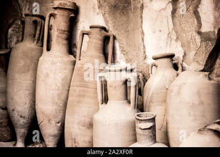 Céramique Antique cruches, vases et pots dans l'ancienne ville romaine de Ercolano fois ruinées par volcano Le Vésuve en Italie Banque D'Images