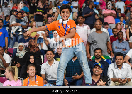 DOHA, QATAR. Oct 03, 2019. Les spectateurs apprécient le jeu et la musique pendant le jour 7 de l'IAAF World Athletics Championships - 2019 de Doha à Khalifa International Stadium sur Jeudi, 03 octobre 2019 à DOHA, QATAR. Credit : Taka G Wu/Alamy Live News Banque D'Images