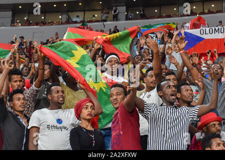 DOHA, QATAR. Oct 03, 2019. Les spectateurs apprécient le jeu et la musique pendant le jour 7 de l'IAAF World Athletics Championships - 2019 de Doha à Khalifa International Stadium sur Jeudi, 03 octobre 2019 à DOHA, QATAR. Credit : Taka G Wu/Alamy Live News Banque D'Images