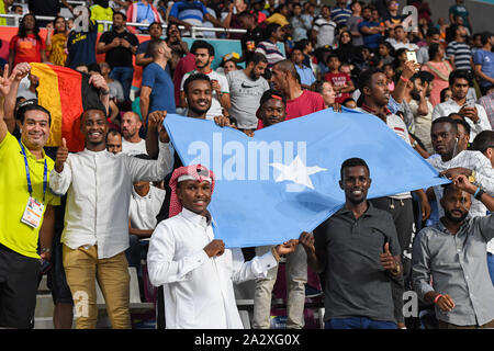 DOHA, QATAR. Oct 03, 2019. Les spectateurs apprécient le jeu et la musique pendant le jour 7 de l'IAAF World Athletics Championships - 2019 de Doha à Khalifa International Stadium sur Jeudi, 03 octobre 2019 à DOHA, QATAR. Credit : Taka G Wu/Alamy Live News Banque D'Images