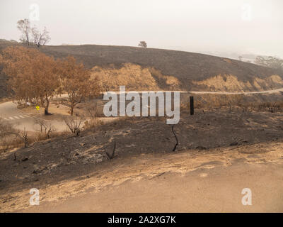 Grand angle de jour de Grant Park, dans la région de Ventura, Californie, après l'incendie 2017 Thomas. Banque D'Images