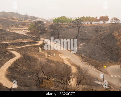 Grand angle de jour de Grant Park, dans la région de Ventura, Californie, après l'incendie 2017 Thomas. Banque D'Images