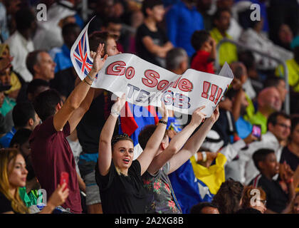 DOHA, QATAR. Oct 03, 2019. Un groupe de l'équipe britannique fans apprécier le jeu et la musique pendant le jour 7 de l'IAAF World Athletics Championships - 2019 de Doha à Khalifa International Stadium sur Jeudi, 03 octobre 2019 à DOHA, QATAR. Credit : Taka G Wu/Alamy Live News Banque D'Images