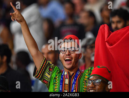 DOHA, QATAR. Oct 03, 2019. Les spectateurs apprécient le jeu et la musique pendant le jour 7 de l'IAAF World Athletics Championships - 2019 de Doha à Khalifa International Stadium sur Jeudi, 03 octobre 2019 à DOHA, QATAR. Credit : Taka G Wu/Alamy Live News Banque D'Images