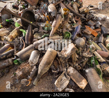 Close up of recueillis les bouteilles, les canettes et corbeille. Banque D'Images