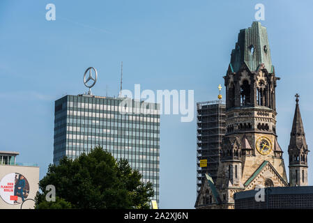 Kaiser Wilhelm Memorial Church (Kaiser-Wilhelm-Gedächtniskirche)， achevée en 1895 en l'honneur de l'empereur Guillaume I, l'original a été détruit en 1943, Banque D'Images