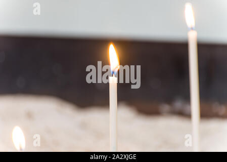 Bougie à l'intérieur de l'éclairage de la chapelle de la réconciliation, une belle chapelle à l'endroit où une fois qu'une église était situé, près au milieu de la Berlin W Banque D'Images