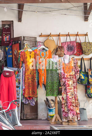 Une boutique à Zanzibar Stone Town, la vente de robes colorées, porte-monnaie, ​Etc. Banque D'Images