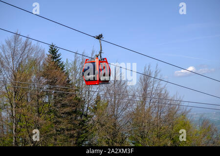 Maribor, Slovénie - 2 mai 2019 : Rouge cabines du téléphérique de pri Gondoli vzpenjaca dans Maribor, Slovénie, connectez le haut de la ville avec la montagne Pohorje Banque D'Images