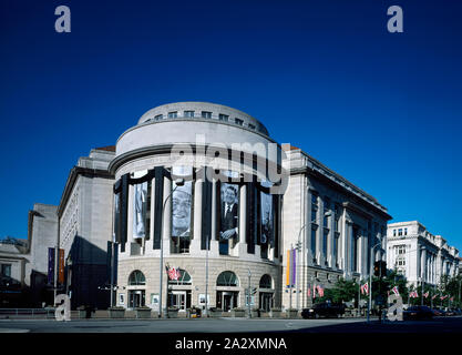 Ronald Reagan Building, Washington, D.C., drapées de noir et l'affichage de l'ancien président est toujours peu de temps après il est mort le 5 juin 2004 ; Banque D'Images