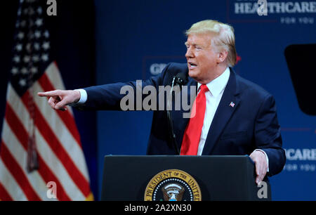 Les Villages, United States. 06Th Oct, 2019. Le Président américain Donald Trump donne aux remarques sur sa politique de santé de l'administration et ses plans pour protéger et améliorer l'assurance-maladie à la Sharon L. Morse Performing Arts Centre le 3 octobre 2019 dans les villages, en Floride. Crédit : Paul Hennessy/Alamy Live News Banque D'Images