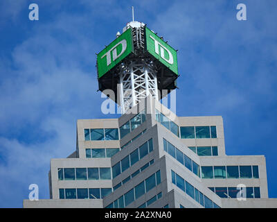 TORONTO - Septembre 2019 : Le logo de la Banque TD du haut de son siège social à Toronto Banque D'Images