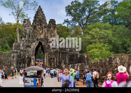 Siem Reap, Cambodge : 13 Nov 2015 : route menant à l'ancienne Porte Sud d'Angkor Thom au Royaume-Uni. Banque D'Images