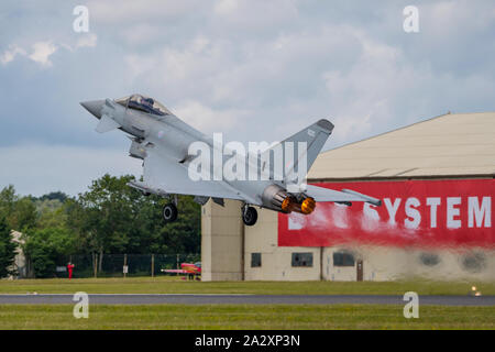 Un avion de chasse FGR4 de l'Eurofighter de la Royal Air Force qui a pris le décollage pour être exposé au RIAT 2019, RAF Fairford, Royaume-Uni, le 21 juillet 2019. Banque D'Images
