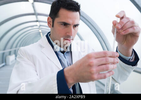 Médecin homme dans le corridor clinc Banque D'Images