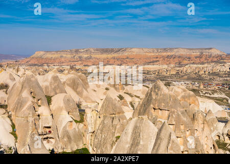 Vallée Rouge et la vallée rose sous les rayons du soleil dans la journée en Cappadoce, Turquie. Vallée Rouge et Rose Valley Cappadocia tirent leur nom de la rose Banque D'Images