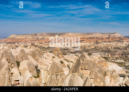 Vallée Rouge et la vallée rose sous les rayons du soleil dans la journée en Cappadoce, Turquie. Vallée Rouge et Rose Valley Cappadocia tirent leur nom de la rose Banque D'Images