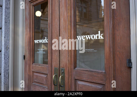 Portland, Oregon, USA - Oct 1, 2019 : l'entrée d'un espace de travail co-WeWork emplacement dans US Custom House dans le centre-ville de Portland's Pearl District. Banque D'Images