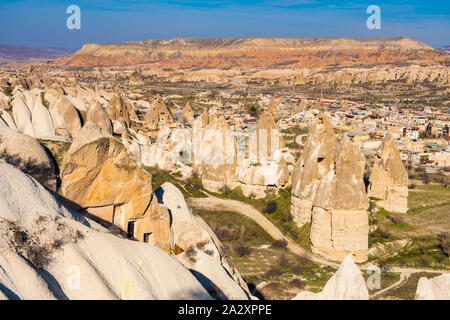 Vallée Rouge et la vallée rose sous les rayons du soleil dans la journée en Cappadoce, Turquie. Vallée Rouge et Rose Valley Cappadocia tirent leur nom de la rose Banque D'Images