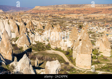 Vallée Rouge et la vallée rose sous les rayons du soleil dans la journée en Cappadoce, Turquie. Vallée Rouge et Rose Valley Cappadocia tirent leur nom de la rose Banque D'Images