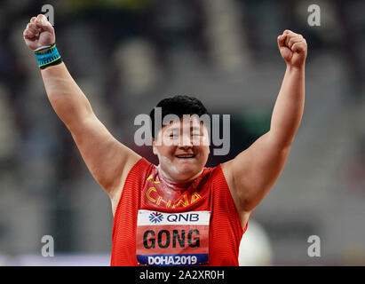 Doha, Qatar. 3e oct, 2019. La Chine Gong Lijiao célèbre après avoir remporté le titre du lancer du poids lors de la finale des Championnats du monde IAAF 2019 à Doha, Qatar, le 3 octobre 2019. Credit : Jia Yuchen/Xinhua/Alamy Live News Banque D'Images