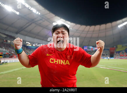 Doha, Qatar. 3e oct, 2019. La Chine Gong Lijiao célèbre après avoir remporté le titre du lancer du poids lors de la finale des Championnats du monde IAAF 2019 à Doha, Qatar, le 3 octobre 2019. Credit : Wang Lili/Xinhua/Alamy Live News Banque D'Images