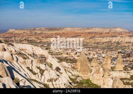 Vallée Rouge et la vallée Rose et le centre-ville de Göreme, sous les rayons du soleil dans la journée en Cappadoce, Turquie. Vallée Rouge et Rose Valley Cappadocia obtenir leur Banque D'Images