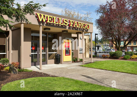 Vue de face d'une succursale de Wells Fargo Bank à Tualatin, Oregon, vue le samedi 18 avril 2019. Banque D'Images
