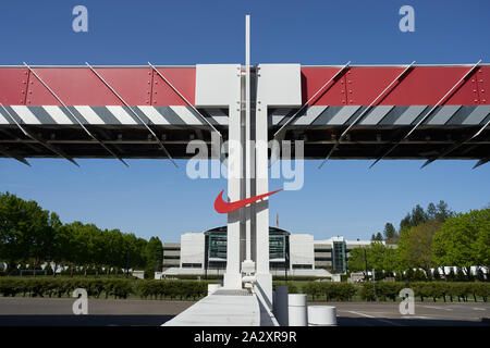 Le logo Nike « Swoosh » est visible à l'une des entrées du siège social mondial de Nike à Beaverton, Oregon, États-Unis. Banque D'Images