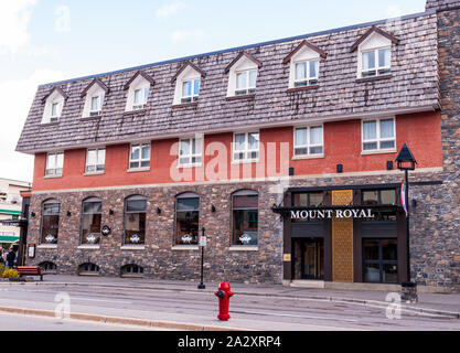 L'hôtel Mount Royal sur l'avenue Banff à l'automne, le bâtiment abrite aussi le restaurant Tony Roma, Banff, Alberta, Canada Banque D'Images