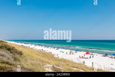 Regardant vers le bas de la plage sur l'océan au bord de mer, en Floride Banque D'Images