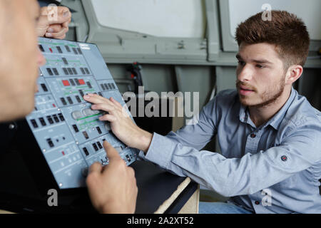 Apprenti ingénieur et l'utilisation de machine de découpe informatisé Banque D'Images