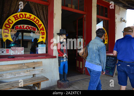 Entrée de Doc Holliday's Saloon avec un cowboy accueil statue touristes car ils se promener dans la vieille ville de l'Ouest les devantures de Tombstone, en Arizona, USA Banque D'Images