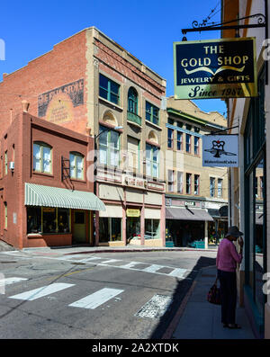 Une femme de boutiques le long de la fenêtre des bâtiments historiques avec de nouveaux marchands, restaurants, musée, magasin de bijoux et bien plus dans la vieille ville de l'ouest légendaire Bisb Banque D'Images
