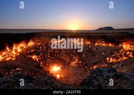 Cratère à gaz Darvaza, Turkménistan au lever du soleil Banque D'Images