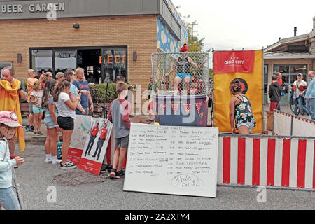 Une cuve d'immersion à la ville de l'Ohio 2019 festival de rue a un calendrier de gens d'affaires locaux qui seront dans la cuve d'immersion siège à Cleveland, Ohio, USA. Banque D'Images