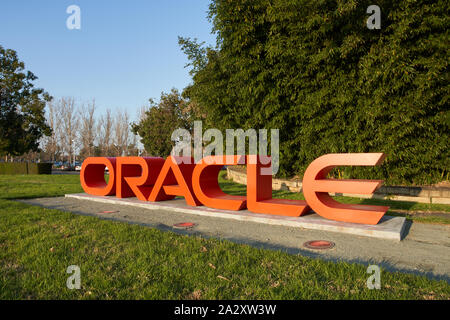 Le panneau Oracle est visible à l'entrée du siège d'Oracle à Redwood Shores, Californie, États-Unis. Banque D'Images