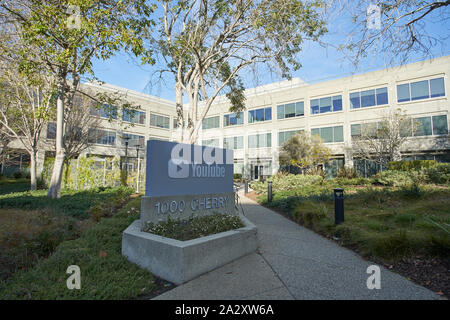 Le panneau YouTube devant un immeuble de bureaux au siège de YouTube à San Bruno, Californie, vu le 11 décembre 2018. Banque D'Images