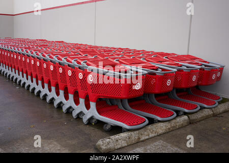 Des rangées de chariots de marque Target sont garées à l'extérieur d'un magasin Target à Tigard, Oregon, le mercredi 18 septembre 2019. Banque D'Images