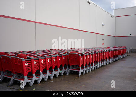 Des rangées de chariots de marque Target sont garées à l'extérieur d'un magasin Target à Tigard, Oregon, le mercredi 18 septembre 2019. Banque D'Images