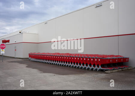 Des rangées de chariots de marque Target sont garées à l'extérieur d'un magasin Target à Tigard, Oregon, le mercredi 18 septembre 2019. Banque D'Images