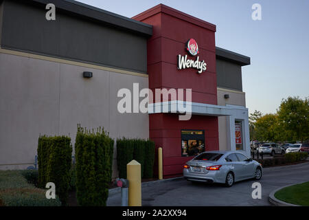 La fenêtre de passage dans un restaurant Wendy's dans le nord-est de Portland en soirée. Banque D'Images