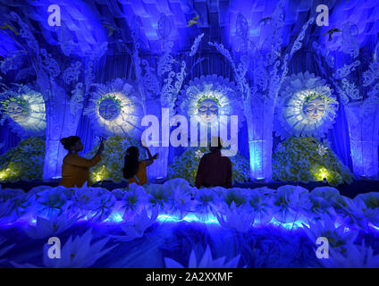 Kolkata, Inde. 06Th Oct, 2019. Les gens prennent des photos des différentes étapes de temporaire Pandals (culte) pendant le festival.Durgapuja est la plus grande fête hindoue célébrée à Kolkata et fonctionne pendant 9 jours. Durga est une description de la puissance de la déesse dans la mythologie Hindoue. Credit : SOPA/Alamy Images Limited Live News Banque D'Images